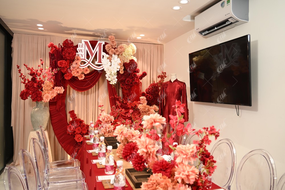Ghế decor gia tiên Xcom – Hình ảnh thực tế từ các đơn vị trang trí chuyên nghiệp | Xcom.vn Góc nhìn từ lối vào với dãy ghế trong suốt tại không gian Mili Wedding Decor