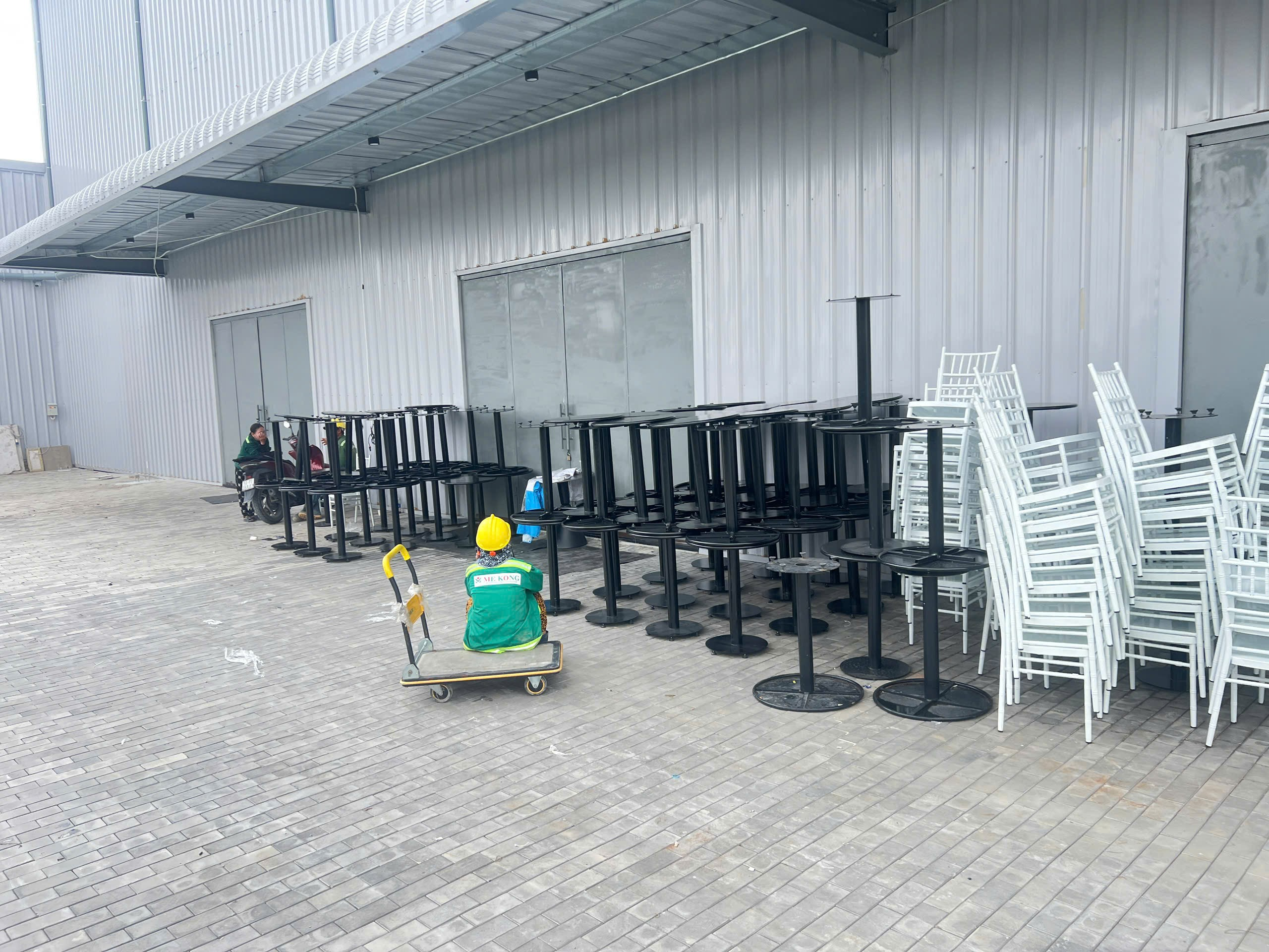 Xcom bàn giao 300 ghế Tiffany sắt trắng và 75 bàn sắt đen cho TT Capital tại WOW Center | Xcom.vn Các bàn sắt chân trụ màu đen xếp theo cụm cạnh ghế Tiffany trắng